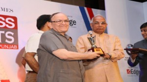 Chairman, Duke Fashions Komal Kumar Jain receiving ‘ET Business Knights Award’ from Governor of Punjab Prof Kaptan Singh Solanki.