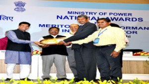 DP Bhargava, Director (Technical), NHPC and SK Sandhu, Chief Engineer (I/c), Nimoo Bazgo Power Station, NHPC receiving the 'Gold Shield' from Piyush Goyal, Union Minister of State (Independent Charge) for Power at New Delhi.