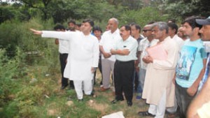 General secretary, PCC, Vikram Malhotra along with JMC Commissioner and others inspecting sanitary conditions near Christian Cemetery Jammu.