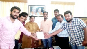 Members of a delegation of ABVP Kathua unit presenting a memorandum to MoS Education, Priya Sethi at Jammu.