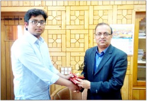 Prof Rajat Gupta, Director, NIT Srinagar, presenting memento to Tanay Abhra, a student of Computer Science & Engineering Department.