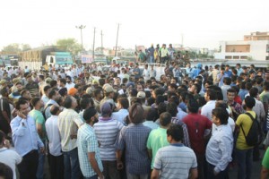 People blocking NH at Greater Kailash in protest against death of a woman.