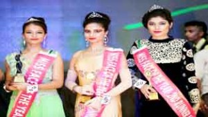 Winner and Runners up models of ‘Face of the Year’ event posing for a group photograph at Jammu.