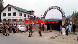 One policeman injured in fring at court complex. Younis Khaliq / Excelsior