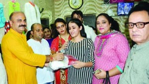 Senior BJP leader Yudhvir Sethi honours winner of 'Selfie with Daughter' contest at Jammu.