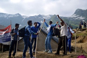 Yatris dancing at Chandanwari on Wednesday on way to Shri Amarnath Ji cave shrine.—Excelsior/Sajad Dar