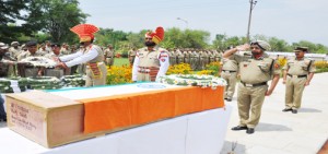 IG BSF Kashmir Jagat Singh paying tributes to BSF jawan killed in Pakistan firing at Humhama near Srinagar on Monday. -Excelsior/ Amin War
