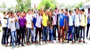 Students protesting on National Highway against denial of admission at Samba.