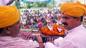 MP Jugal Kishore and Minister Chander Parkash Ganga during interaction with people at Vijaypur.