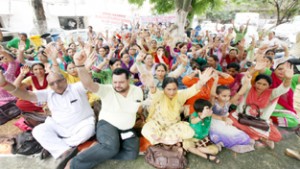 FMPHWs and other employees raising slogans during protest at Jammu on Thursday. —Excelsior/Rakesh