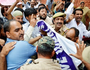 Police detaining employees of Urban Local Bodies during a protest demonstration on Thursday.  —Excelsior/Amin war
