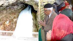 Governor N.N Vohra paying obeisance at the Holy Cave of Shri Amarnath Ji.