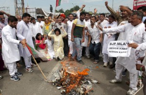 NPP activists staging protest over AIIMS issue near Tawi bridge in Jammu on Tuesday.— Excelsior/Rakesh