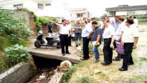 JMC Commissioner, Soujanya Sharma, taking stock of sanitary conditions in Trikuta Nagar area of Jammu.