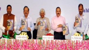 Former President Dr. A.P.J. Abdul Kalam, flanked by Union Ministers Dr. Harshwardhan and Dr Jitendra Singh , at the launch of “Rashtriya Avishkar Abhiyan” at New Delhi on Thursday.
