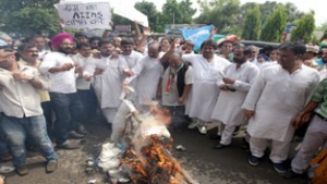 Congress leaders and activists burning effigy of DyCM during protest in Jammu on Friday. —Excelsior/Rakesh