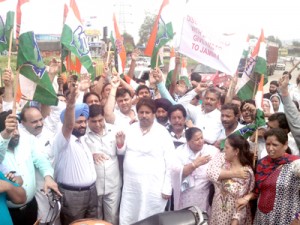 Cong activists led by senior leader Raman Bhalla protesting against BJP at Kunjwani Chowk in Jammu on Tuesday. —Excelsior/Rakesh