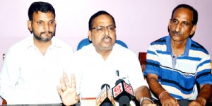 Ex-vice president, DCC Samba, Babal Gupta along with others addressing a press conference at Vijaypur.