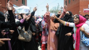 Jammu and Kashmir Coordination Committee Sakshar Bharat Mission (SBM) members shouting slogans against Government authorities demanding release of their three months salaries at Srinagar on Tuesday.—Excelsior/Amin War