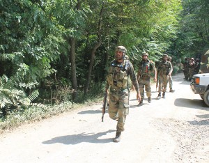 Troops rush towards the encounter site at Rakh-e-Lajoora on Tuesday.          —Excelsior/Younis Khaliq