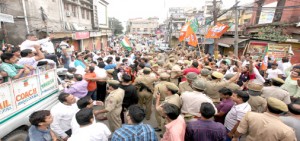 Face off between AIIMS CC and BJP leaders outside BJP Headquarters at Kachi Chawni on Friday. More pics on page 3. —Excelsior/Rakesh