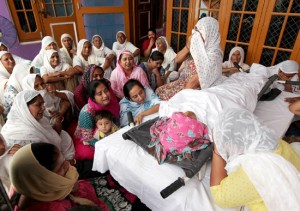 People wail over the body of Banso Devi, who was killed in Pakistan shelling, at Sei Khurd in Arnia sector on Friday.       —Excelsior/Rakesh