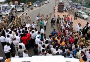 ACC members confronting police during eviction of dharna site near Tawi bridge on Friday morning.— Excelsior/Rakesh
