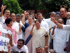 Congress President Sonia Gandhi with Vice President Rahul Gandhi, former Prime Minister Manmohan Singh and other leaders raising slogans during a demonstration in front of the Gandhi statue at Parliament House in New Delhi on Tuesday, in protest against the suspension of 25 party MPs in Lok Sabha by Speaker. (UNI)