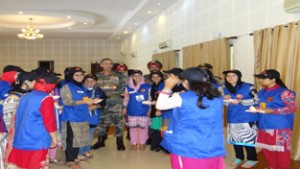 Lt Gen DS Hooda, Northern Army Commander, posing for group photograph with touring girl students at Udhampur.