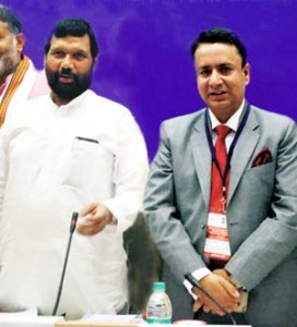 Minister for CAPD, Choudhary Zulfkar Ali with Union Minister, Ram Vilas Paswan at New Delhi.