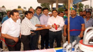 Officials of Bharat Petroleum launching ‘3-day Wonder’ Scheme and ‘Give it Up Campaign’ at Jammu on Wednesday. —Excelsior/Rakesh