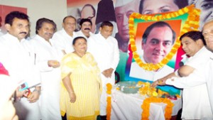 PCC leaders paying floral tributes to Late Rajiv Gandhi at a function in Jammu on Thursday. -Excelsior/Rakesh