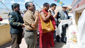 People paying tributes at martyrs. -Excelsior/Stenzin