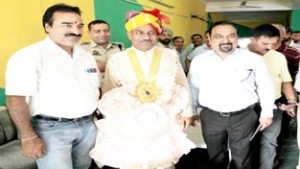 DTM Northern Railways, RN Meena being accorded warm send off by Station Manager Ashwani Kumar (R) and others at Jammu on Monday. -Excelsior/Rakesh