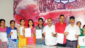 BJP leaders launching Suraksha Bima Yojna at Jammu on Thursday. -Excelsior/Rakesh