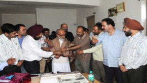 Senior officers of Press Information Bureau presenting Kashmiri Shawl to Senior Indian Information Service (IIS) officer and Additional Director General (Media and Communication) Press Information Bureau Obaidur Rahman on his superannuation on Friday.— Excelsior/Amin War
