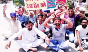 Workers of Bharat Box Factory protesting at Samba on Tuesday.       -Excelsior/Gautam