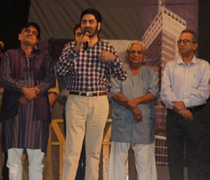 Balwant Thakur addressing theatre lovers during Kolkata Theatre Festival.