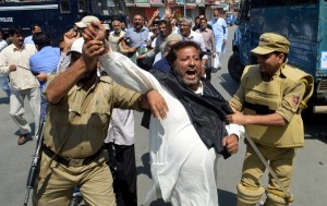 Cops detain protesting traders in Srinagar on Monday. -Excelsior/Amin War