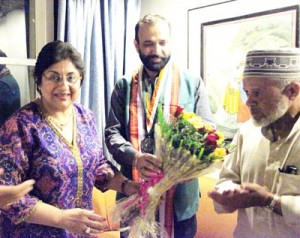 UN Director Kiran Mehra Kerpelman honouring Dr Sushil Sharma.