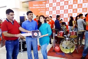 Vodafone officials presenting key of Hyundai Eon Car to Pawan Sharma at Jammu.