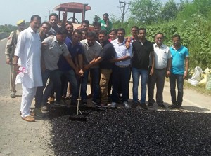 Crime Patrol Group voluntarily repairing NH at Samba on Sunday.— Excelsior/Gautam