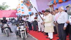 Dharmendra Pradhan, Minister of State for Petroleum & Natural Gas flagging off Motorbike Expedition -Clean Himalaya Campaign 2015 from Indian Oil Retail Outlet, Jungpura in New Delhi.
