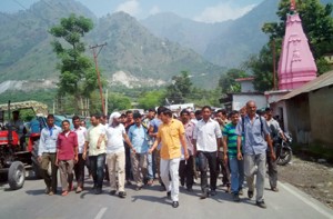 Locals holding demonstration against Konkan Railway authorities at Reasi.-Excelsior/Mengi