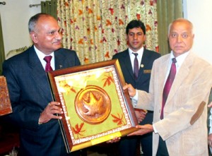 P L Gupta being honoured by DGP K Rajendra Kumar on his superannuation.