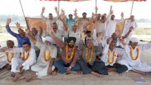 Paramilitary personnel raising slogans during chain hunger strike at Jammu on Saturday. —Excelsior/Rakesh