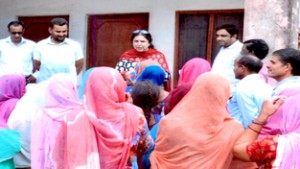 Manju Singh, wife of Union Minister Dr Jitendra Singh interacting with people at Mansar on Monday. -Excelsior/Gautam