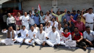 NPP leaders and workers protesting against Govt near Press Club in Jammu on Tuesday. —Excelsior/Rakesh