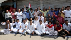 NPP leaders and workers protesting against Govt near Press Club in Jammu on Tuesday.    —Excelsior/Rakesh