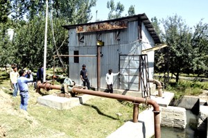 Lift irrigation scheme lying defunct at Aalamgung Shopian. -Excelsior/ Younis Khaliq